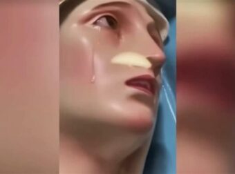 Όλοι μιλούν για τα δάκρυα της Παναγίας: Το «θεϊκό σημάδι» σε άγαλμα που προκάλεσε ανατριχίλα – «Τα μάτια της έγιναν κόκκινα»