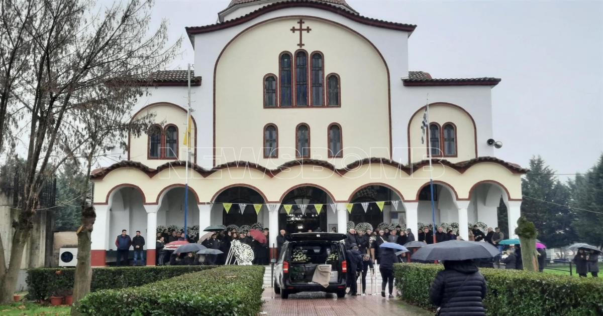 Κλαίει η Παναγία απόψε πάνω από την Ελλάδα: Κηδεύονται τα θύματα της φωτιάς στη «Βιολάντα» – Όλο το χωριό στην κηδεία της Σταυρούλας