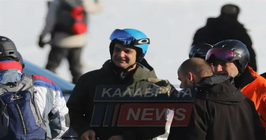 Κυριάκος Μητσοτάκης: Με τα χιονοπέδιλα στον ώμο πήγε στα Καλάβρυτα για σκι