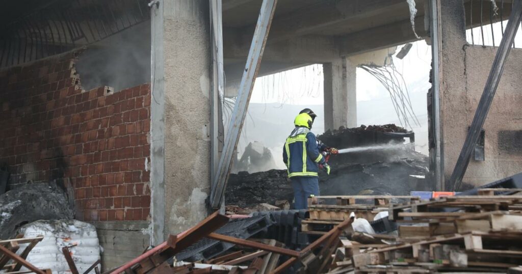 Κάηκε ολοσχερώς εργοστάσιο στο Μενίδι μετά από φωτιά που ξέσπασε – Δείτε φωτογραφίες