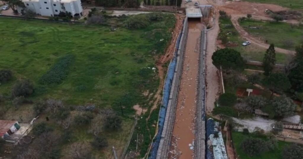 Σε κατάσταση έκτακτης ανάγκης η Βάρη: Εικόνες από ψηλά δείχνουν το μέγεθος της καταστροφής