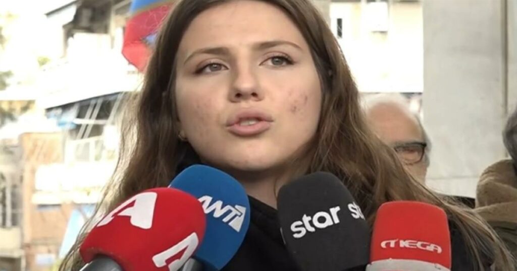 Κηδεία Μέλπως Ζαρόκωστα: Συγκινεί η εγγονή της – «Μου έλεγε συνέχεια να αγαπώ τον εαυτό μου»
