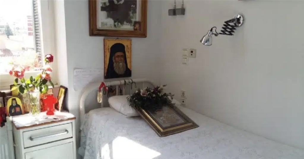 Τόπος Προσευχής για ασθενείς το δωμάτιο με τον αριθμό 2 στο Αρεταίειο, όπου εκοιμήθη ο Άγιος Νεκτάριος