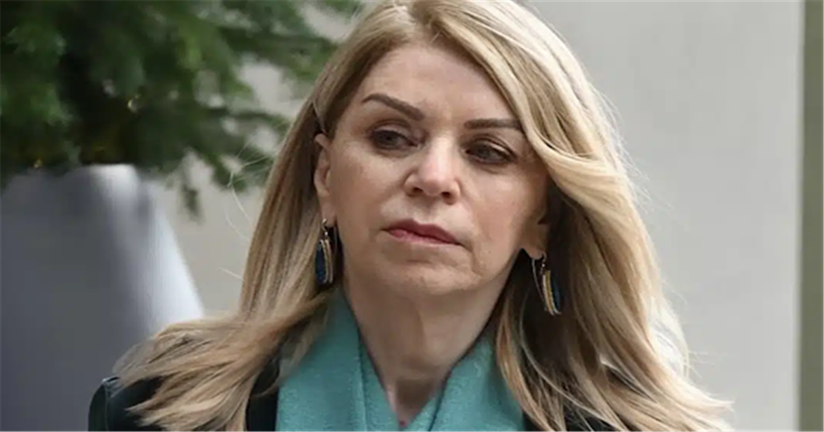 Η πιο σοφιστικέ Ελληνίδα: H Έλλη Στάη με κασκόλ με τεράστιο κεφάλι ζώου, εντυπωσιάστηκαν ακόμη και οι παπαράτσι