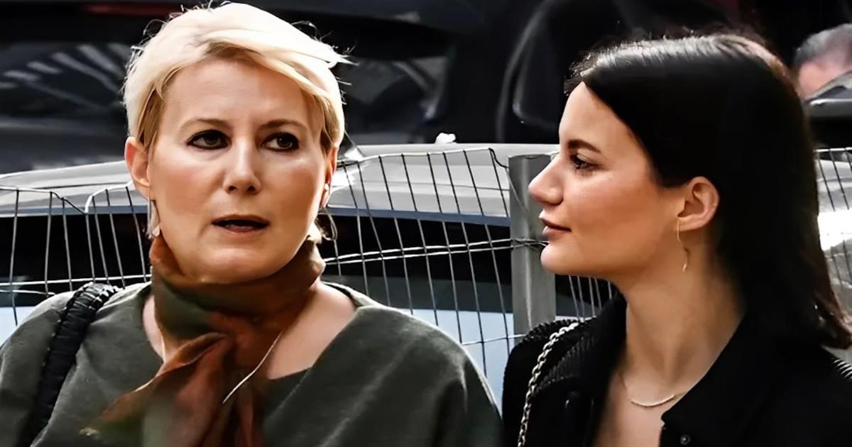 Κομψή από πάνω μέχρι κάτω η Νατάσα Παζαΐτη – Σπάνια κοινή εμφάνιση με την 23χρονη κόρη της στο κέντρο της Αθήνας