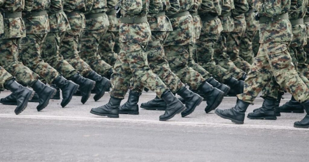Η θητεία δεν αλλάζει τυχαία: 10 εβδομάδες η εκπαίδευση, 100 ευρώ η αποζημίωση για παραμεθόριο – Τι θέλει να πετύχει ο στρατός
