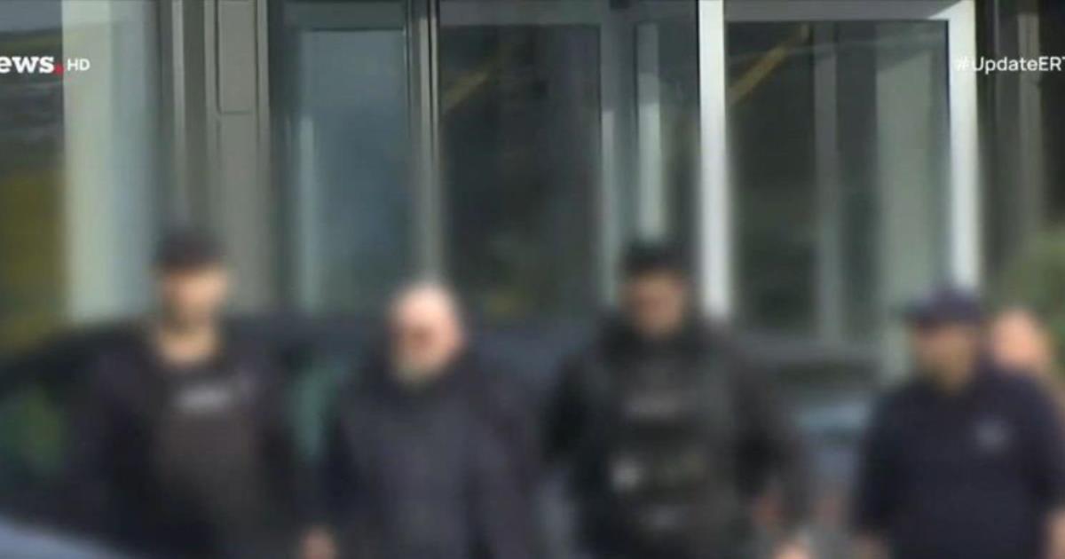 Βιολάντα: Προσωρινά κρατούμενος ο ιδιοκτήτης του εργοστασίου – Η στιγμή που η Πυροσβεστική του περνά χειροπέδες