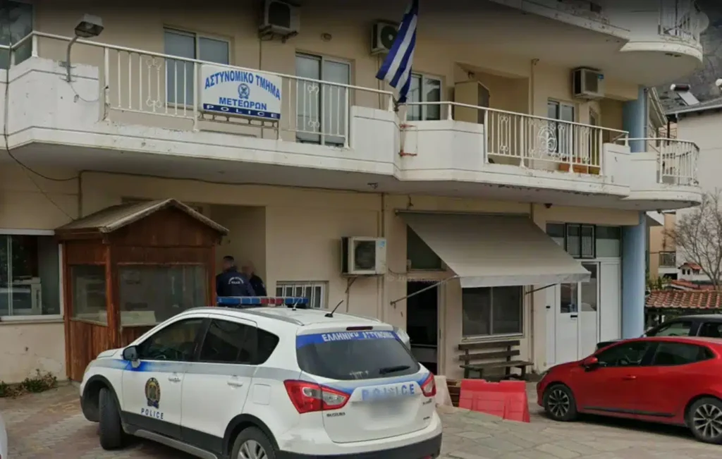 Κάνουν έξωση στο Αστυνομικό Τμήμα και στέλνουν τους αστυνομικούς σε κοντέινερ (video)