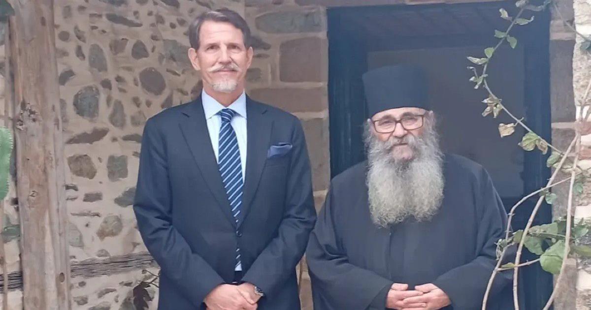 Στο Άγιον Όρος ο Παύλος Ντε Γκρες: Έψαλε το «Πατέρ Ημών» – Δείτε φωτογραφίες