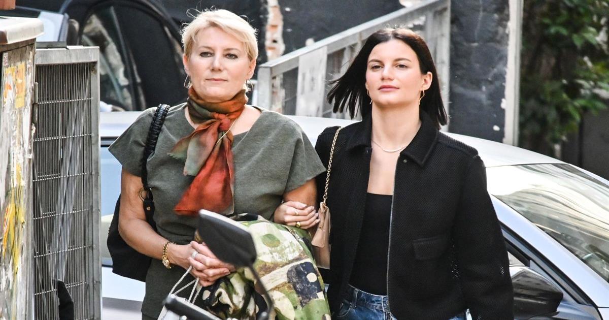 Νατάσα Παζαΐτη – Αλίκη Καραμανλή: Σπάνια εμφάνιση μητέρας και κόρης στο κέντρο της Αθήνας