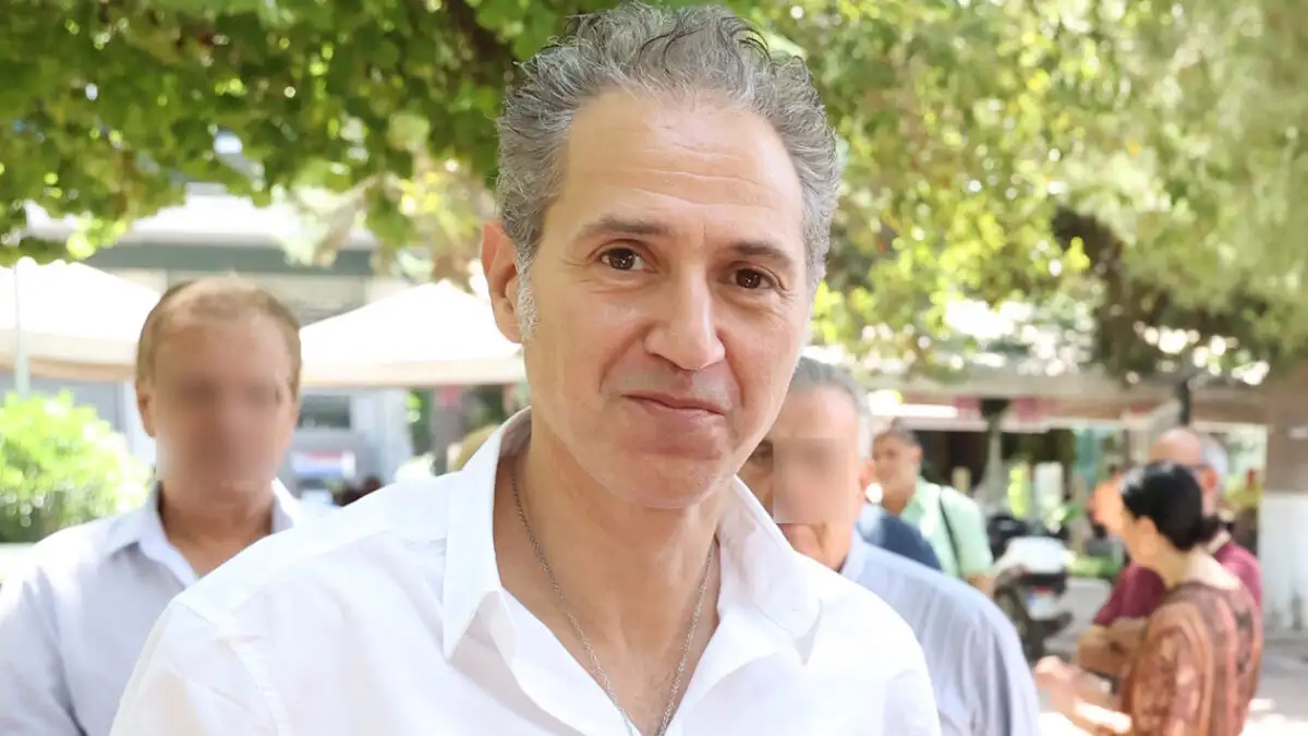 ΟΛΗ Η ΕΛΛΑΔΑ ΔΙΠΛΑ ΤΟΥ – ΜΟΛΙΣ ΕΓΙΝΕ ΓΝΩΣΤΗ Η ΚΑΤΑΣΤΑΣΗ ΤΗΣ ΥΓΕΙΑΣ ΤΟΥ ΔΗΜΗΤΡΗ ΚΟΚΟΤΑ