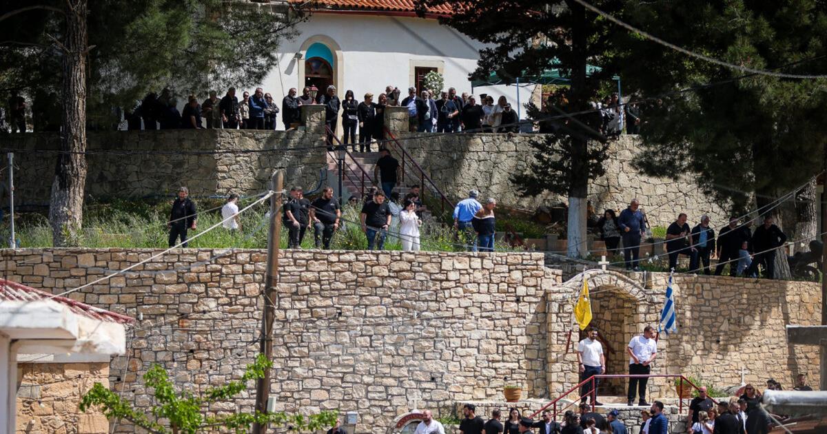Δολοφονία στο Ηράκλειο: Ξέσπασμα οργής των συγγενών του 21χρονου στην κηδεία του – «Ήρθατε τώρα που τον σκότωσαν», φώναζαν στους αστυνομικούς