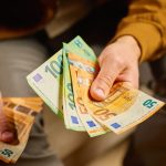 ΕΚΤΑΚΤΟ ΕΠΙΔΟΜΑ ΠΑΙΔΙΟΥ: ΑΝΑΤΡΟΠΗ ΤΕΛΕΥΤΑΙΑΣ ΣΤΙΓΜΗΣ ΜΕ ΤΗΝ ΠΛΗΡΩΜΗ – ΤΙ ΩΡΑ ΘΑ ΕΜΦΑΝΙΣΤΟΥΝ ΤΑ ΛΕΦΤΑ ΣΤΟΥΣ ΛΟΓΑΡΙΑΣΜΟΥΣ