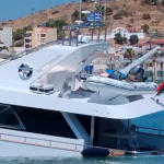 ΣΟΚΑΡΙΣΤΙΚΗ ΕΙΚΟΝΑ – ΣΤΟΝ ΒΥΘΟ ΧΙΛΙΑΔΕΣ ΕΥΡΩ: ΠΟΛΥΤΕΛΗΣ ΘΑΛΑΜΗΓΟΣ ΒΥΘΙΖΕΤΑΙ ΣΤΗ ΣΑΛΑΜΙΝΑ – ΕΤΡΕΞΑΝ ΑΝ ΒΓΟΥΝ ΕΞΩ ΤΑ 5 ΑΤΟΜΑ ΠΟΥ ΗΤΑΝ ΜΕΣΑ