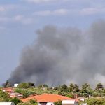 ΤΩΡΑ: Εκκενώνουν σπίτια – Δίπλα σε μονοκατοικίες η φωτιά (ΦΩΤΟ)