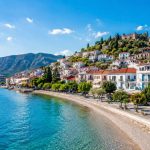 Θα νομίζεις ότι είσαι σε νησί αλλά πας με το αμαξάκι σου: Το παραθαλάσσιο «διαμάντι» με τα κρυστάλλινα νερά που ηρεμείς, τρως, κοιμάσαι χωρίς να πληρώσεις μία περιουσία
