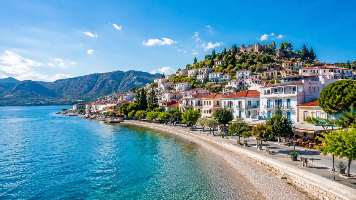 Θα νομίζεις ότι είσαι σε νησί αλλά πας με το αμαξάκι σου: Το παραθαλάσσιο «διαμάντι» με τα κρυστάλλινα νερά που ηρεμείς, τρως, κοιμάσαι χωρίς να πληρώσεις μία περιουσία