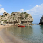 Μοιάζει με εξωτικό νησί, όμως είναι δίπλα μας: Η παραλία που θα γίνει η μεγάλη αποκάλυψη του φετινού καλοκαιριού