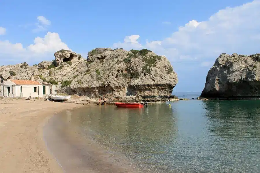 Μοιάζει με εξωτικό νησί, όμως είναι δίπλα μας: Η παραλία που θα γίνει η μεγάλη αποκάλυψη του φετινού καλοκαιριού