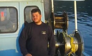 ΣΟΚ στο Ρέθυμνο: Με το αλιευτικό του μπήκε στις φλόγες και έσωσε εγκλωβισμένους – Ο ήρωας ψαράς που συγκίνησε όλη την Ελλάδα