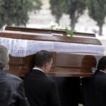 Θρήνος χωρίς τέλος: Διπλή τραγωδία σε κηδεία – Ο πατέρας άφησε την τελευταία του πνοή την ώρα που κουβαλούσε το φέρετρο του γιου του