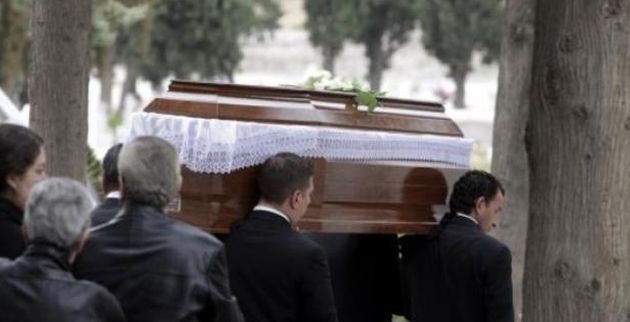 Θρήνος χωρίς τέλος: Διπλή τραγωδία σε κηδεία – Ο πατέρας άφησε την τελευταία του πνοή την ώρα που κουβαλούσε το φέρετρο του γιου του