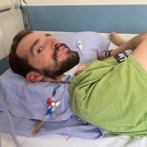 Έκτακτο Τώρα για τον Στέλιο Κυμπουρόπουλο: Εσπευσμένα στο νοσοκομείο – Αγωνία για την κατάσταση της υγείας του