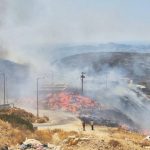 Το Aνατριχιαστικό βίντεο από τη μάχη των πυροσβεστών με τις φλόγες στην Πάρο: «Πάμε, πρέπει να φύγουμε»