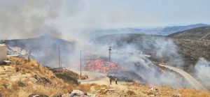 Το Aνατριχιαστικό βίντεο από τη μάχη των πυροσβεστών με τις φλόγες στην Πάρο: «Πάμε, πρέπει να φύγουμε»