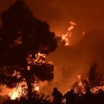 Εικόνες «Αποκάλυψης» στο Πόρτο Γερμενό – Απειλούνται σπίτια, στήνουν αναχώματα – Φτάνει στα σύνορα με Αττική