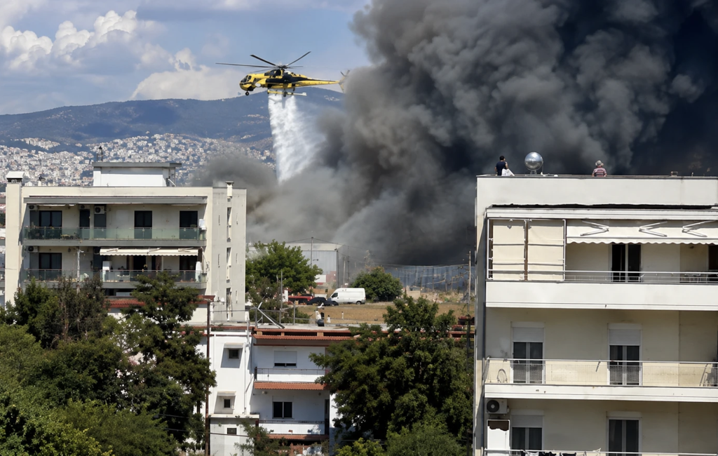 ΤΕΡΑΣΤΙΑ ΦΩΤΙΑ ΤΩΡΑ ΣΤΗ ΘΕΣΣΑΛΟΝΙΚΗ: ΗΧΕΙ ΤΟ 112 – «ΠΑΡΑΜΕΙΝΕΤΕ ΣΕ ΚΛΕΙΣΤΟΥΣ ΧΩΡΟΥΣ! ΚΛΕΙΣΤΕ ΠΟΡΤΕΣ ΚΑΙ ΠΑΡΑΘΥΡΑ»