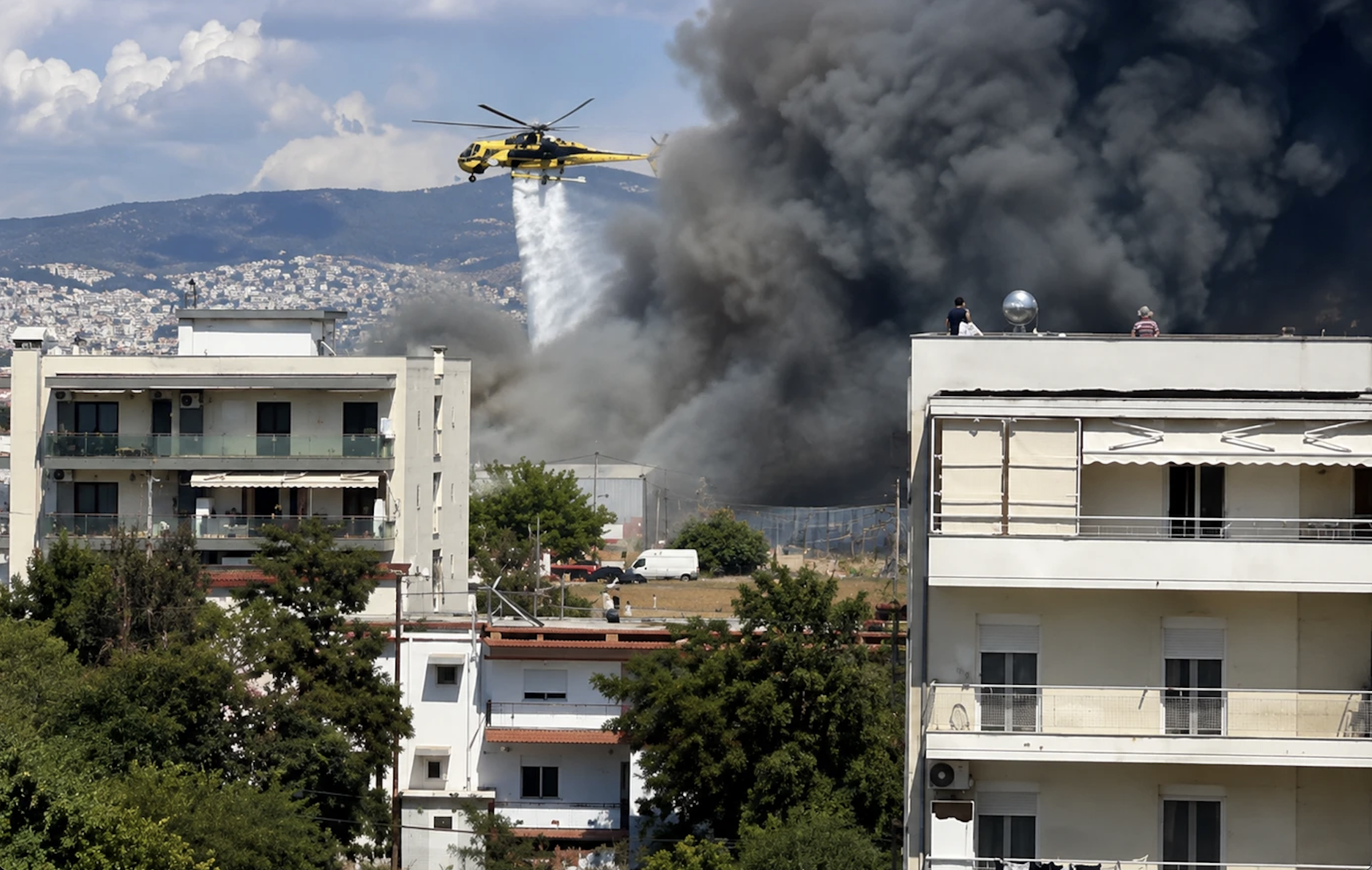 ΤΕΡΑΣΤΙΑ ΦΩΤΙΑ ΤΩΡΑ ΣΤΗ ΘΕΣΣΑΛΟΝΙΚΗ: ΗΧΕΙ ΤΟ 112 – «ΠΑΡΑΜΕΙΝΕΤΕ ΣΕ ΚΛΕΙΣΤΟΥΣ ΧΩΡΟΥΣ! ΚΛΕΙΣΤΕ ΠΟΡΤΕΣ ΚΑΙ ΠΑΡΑΘΥΡΑ»