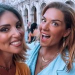 Δεν είναι μόνο η Βάσω Λασκαράκη: Κι άλλη κουμπάρα της Οικονομάκου και ο κολλητός της, ακάλεστοι στον γάμο με τον Τσερέλα – Είναι πασίγνωστος παρουσιαστής – Το άγνωστο παρασκήνιο