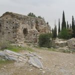 ΣΟΚ ΣΤΟΝ ΥΜΗΤΤΟ: ΜΟΛΙΣ ΤΟΝ ΒΡΗΚΑΝ ΑΠΑΓΧΟΝΙΣΜΕΝΟ ΣΕ ΔΕΝΤΡΟ ΕΞΩ ΑΠΟ ΕΚΚΛΗΣΙΑ