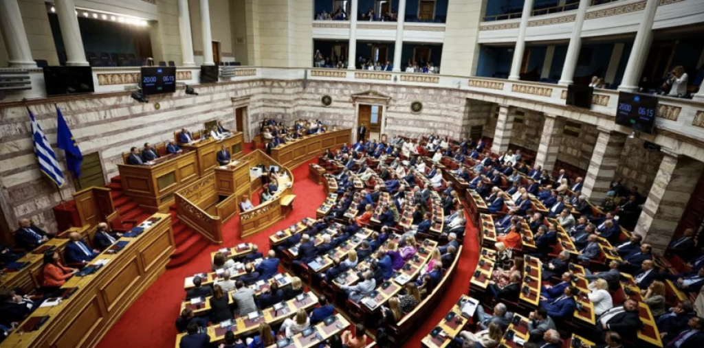 «ΒΟΜΒΑ» ΣΤΗΝ ΒΟΥΛΗ: ΠΑΡΑΙΤΗΘΗΚΕ ΑΠΟ ΠΡΟΕΔΡΟΣ ΚΑΙ ΜΟΛΙΣ ΤΟ ΑΝΑΚΟΙΝΩΣΕ