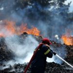 ΦΩΤΙΑ ΤΩΡΑ: ΚΑΙΓΕΤΑΙ ΠΑΣΙΓΝΩΣΤΟ ΝΗΣΙ ΤΗΣ ΕΛΛΑΔΑΣ, ΓΕΜΑΤΟ ΤΟΥΡΙΣΤΕΣ – ΕΠΙΧΕΙΡΟΥΝ ΔΥΟ ΑΕΡΟΣΚΑΦΗ ΚΑΙ ΕΝΑ ΕΛΙΚΟΠΤΕΡΟ