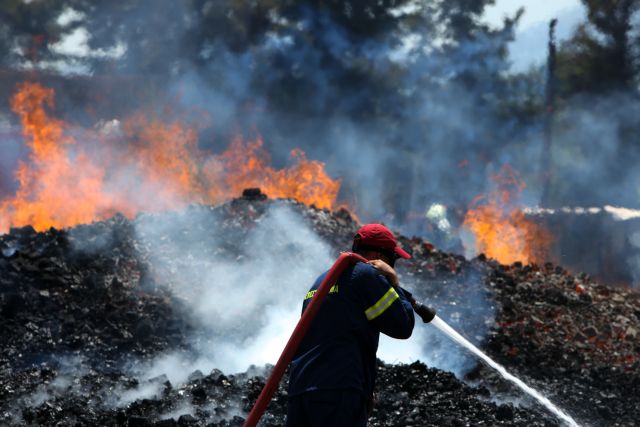 ΦΩΤΙΑ ΤΩΡΑ: ΚΑΙΓΕΤΑΙ ΠΑΣΙΓΝΩΣΤΟ ΝΗΣΙ ΤΗΣ ΕΛΛΑΔΑΣ, ΓΕΜΑΤΟ ΤΟΥΡΙΣΤΕΣ – ΕΠΙΧΕΙΡΟΥΝ ΔΥΟ ΑΕΡΟΣΚΑΦΗ ΚΑΙ ΕΝΑ ΕΛΙΚΟΠΤΕΡΟ