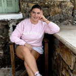 Δανάη Μπάρκα: Φόρεσε το πιο κοντό σορτσάκι του καλοκαιριού και ο χορός της κάνει τον γύρο των social