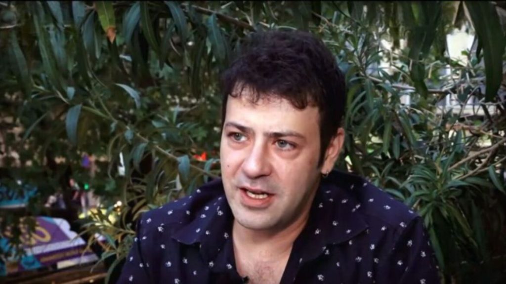 19 χρόνια μετά το «Ευτυχισμένοι Μαζί»: Ο Πέτρος Μπουσουλόπουλος εμφανίστηκε ξανά και συγκίνησε τους πάντες – Δείτε πώς είναι σήμερα
