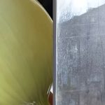 Βρώμικα τζάμια: Το κόλπο με το κρεμμύδι που θα τα κάνει «αόρατα»