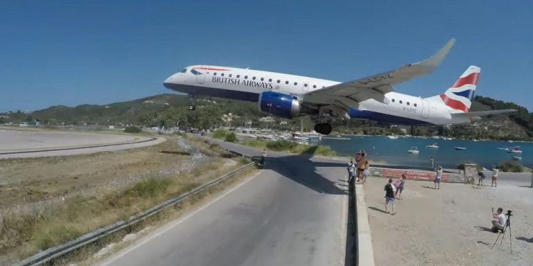 Απίστευτες εικόνες από τη Σκιάθο: Τουρμπίνες αεροσκάφους πέταξαν βαλίτσες και τουρίστες στη θάλασσα – Το βίντεο κάνει τον γύρο του διαδικτύου