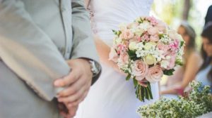 Αδιανόητα σκηνικά σε γάμο στο Κορωπί: Η κουμπάρα μέθυσε και φίλησε στο στόμα τον λάθος άνθρωπο