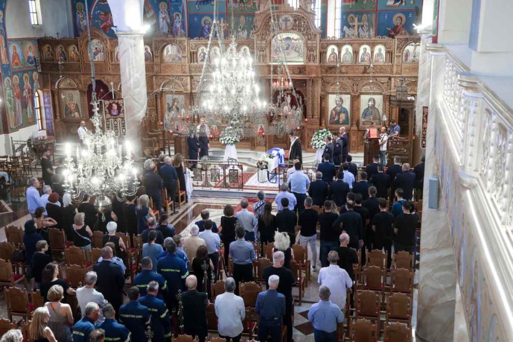 «Κλαίει» ο Ουρανός πάνω από το Αγρίνιο: Θρήνος στην κηδεία του 27χρονου πυροσβέστη – Κατέρρευσαν οι γονείς μπροστά στο φέρετρο