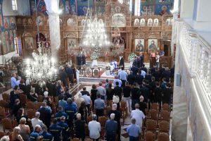 «Κλαίει» ο Ουρανός πάνω από το Αγρίνιο: Θρήνος στην κηδεία του 27χρονου πυροσβέστη – Κατέρρευσαν οι γονείς μπροστά στο φέρετρο