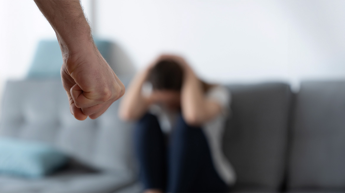 Φρίκη στην Καλλιθέα: 28χρονος ξυλοκόπησε την έγκυο σύντροφό του – Το μωρό δεν τα κατάφερε