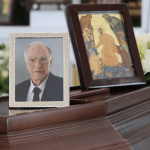 Βαρύς Θρήνος στην στην κηδεία του Βασίλη Λεβέντη: Κατέρρευσε συντετριμμένη η σύζυγός του, η στιγμή που λύγισε τους πάντες