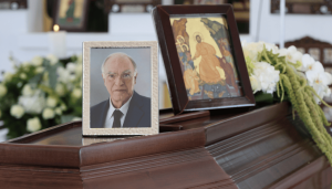 Βαρύς Θρήνος στην στην κηδεία του Βασίλη Λεβέντη: Κατέρρευσε συντετριμμένη η σύζυγός του, η στιγμή που λύγισε τους πάντες