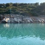 Πας με 3 ευρώ, και τρως ψαράκι, πίνεις ουζάκι με 10 ευρώ: Το πανέμορφο νησί που διαλέγουν όσοι θέλουν να πάνε “τσάμπα” διακοπές