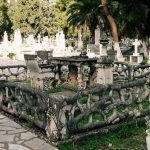 3 καρέκλες με ονόματα παιδιών, ένα τραπέζι και ένα σαμιαμίδι να… σκαρφαλώνει: Ο πιο ανατριχιαστικός τάφος της Ελλάδας και η ιστορία της οικογένειας Κοντού