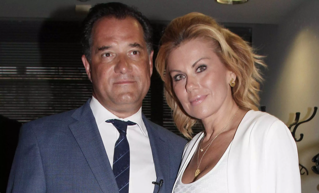 Με κοστούμι, «καρμπόν» της μαμάς, ρίχνει… ένα κεφάλι τον μπαμπά: Ό Άδωνις και η Μανωλίδου πήγαν Επίδαυρο με τους γιους τους κι όλο το θέατρο κοιτούσε τον 20χρονο Αναστάσιο